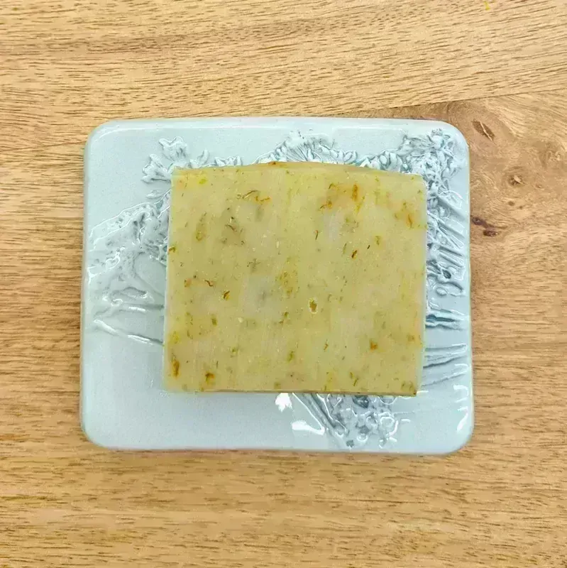 Bílá keramická mýdlenka s reliéfem květin