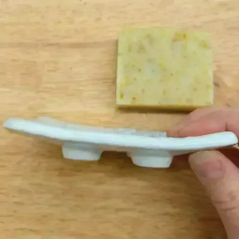 Bílá keramická mýdlenka s reliéfem květin