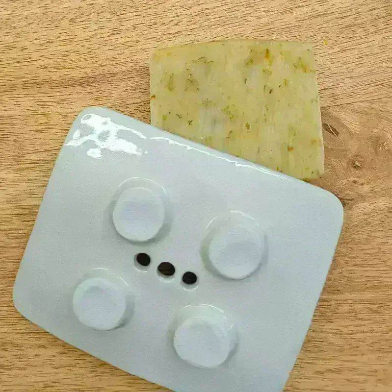 Bílá keramická mýdlenka s reliéfem květin