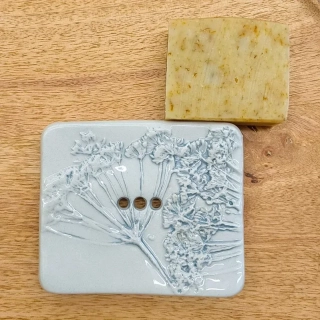 Bílá keramická mýdlenka s reliéfem květin