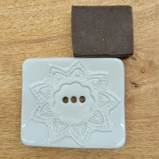 Bílá keramická mýdlenka s mandalou