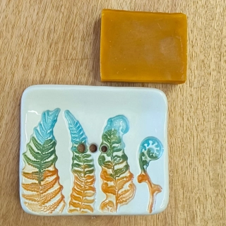 Keramická mýdlenka s barevným kapradím