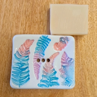 Keramická mýdlenka s výrazným barevným kapradím